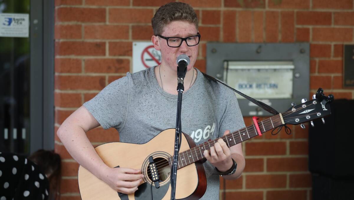 ENCORE: Mike Arrow performed for the crowds at the Bathurst Artisan Markets on Saturday. 120217pbarti1