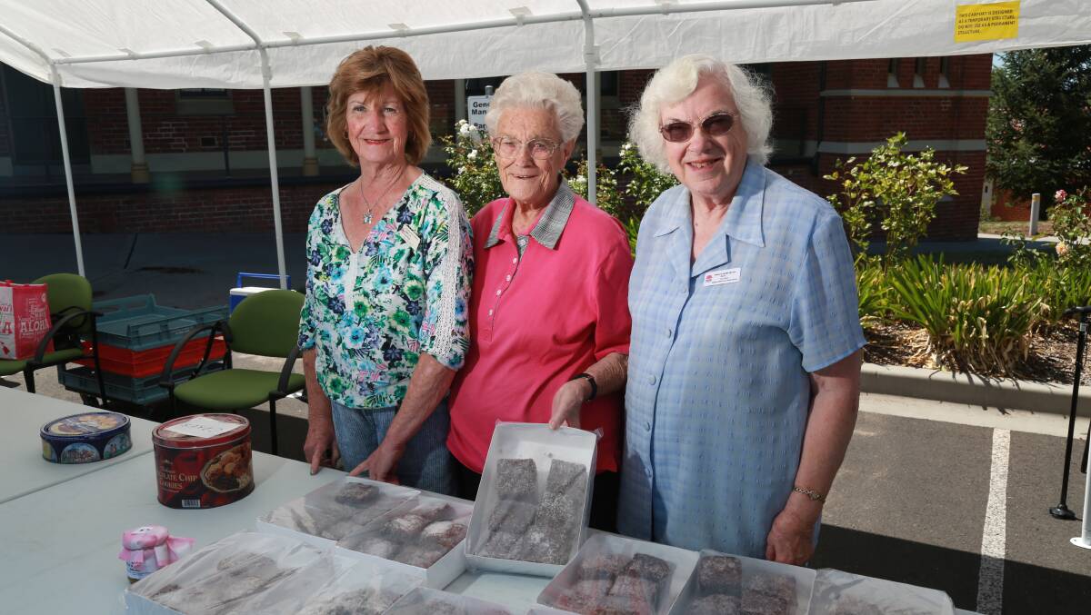 FETE MATES: Joan Love, Betty Burke and Betty Cowan at the Bathurst Hospital Fete.  Photo: PHIL BLATCH 031117pbfete7