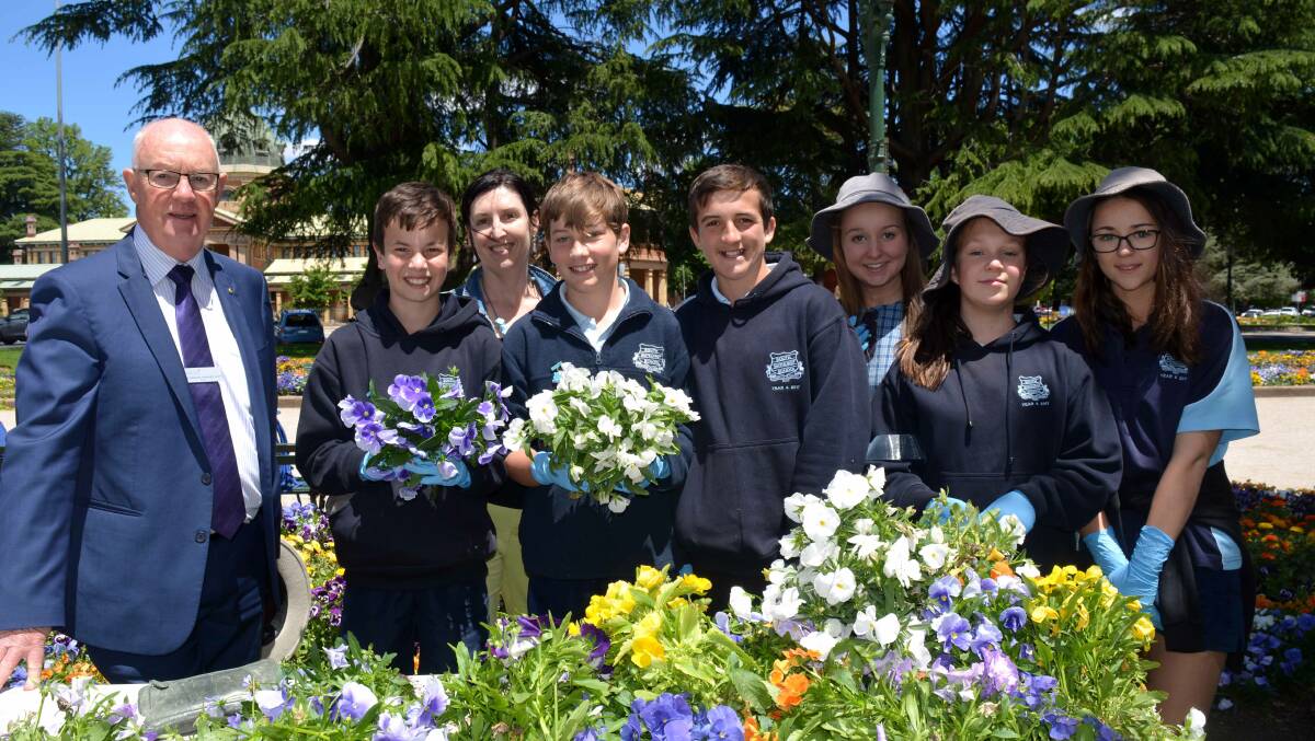 Blooming Beautiful: Mayor Graeme Hanger OAM with students from South Bathurst Primary school.