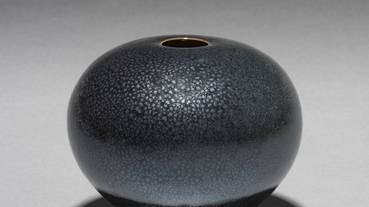 Peter Wilson: Oil spot vase 2016, porcelain clay, iron glaze. Photo: Greg Piper Photography.

