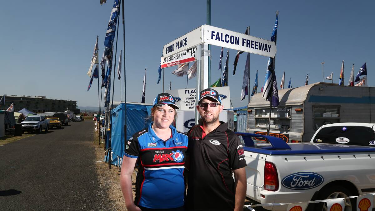 RACING’S FAITHFUL: Nadine Roach and Richard Gear from Oberon were among thousands of Bathurst 1000 fans camping at the Paddock during last year’s Great Race. Photo: PHIL BLATCH 	100915pbcampers6