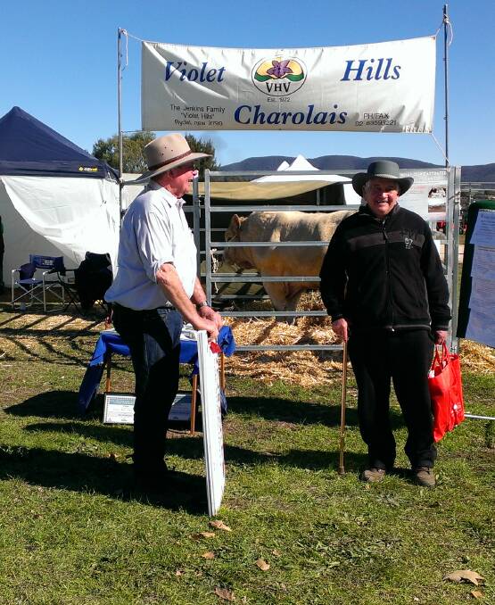 ON DISPLAY: Leading Charolais stud Violet Hills at Rydal was at Mudgee Small Farm Field Days. Stud co-principal Daryl Jenkins is pictured with a client.