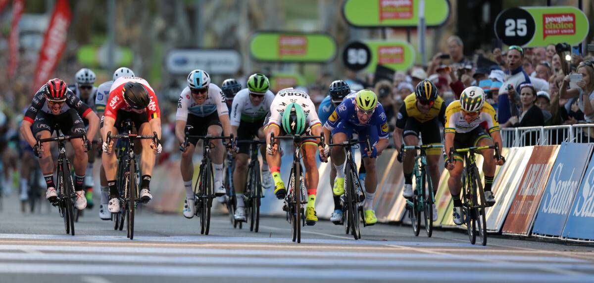 DASH TO THE LINE: Mark Renshaw (green helmet) places 10th behind Peter Sagan in the People's Choice Classic. Photo: JOHN VEAGE