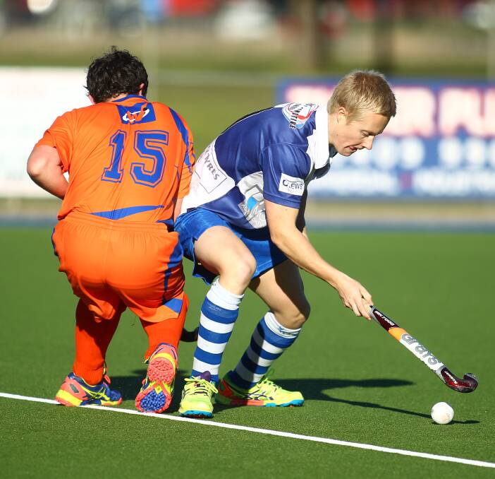 SOLID EFFORT: Darcy Davis dribbles the ball around Wanderers' Adam Skelton in Saturday's men's Premier League Hockey match. The Saints won 4-0. Photo: PHIL BLATCH 073016ppats3