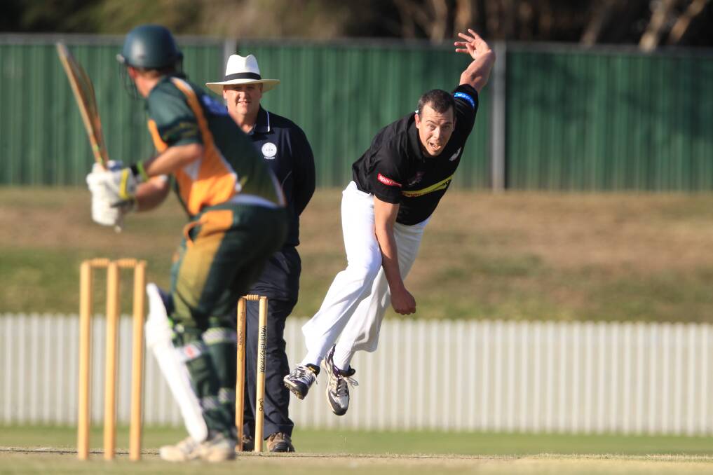 STEAMING IN: Bathurst City Redbacks quick
Clint Moxon in action during last year's campaign
at Wade Park. Photo: PHIL BLATCH