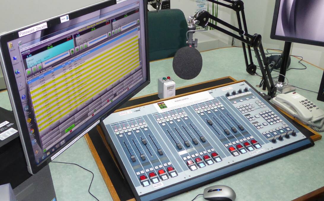 MOD CONS: Radio 2MCE is keeping up with the latest in radio technology - a shame the same can't be said for the federal government's commitment to digital radio. 082316panel