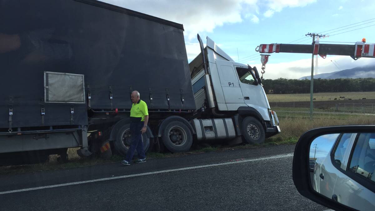 Truck blocks Great Western Highway east of Bathurst