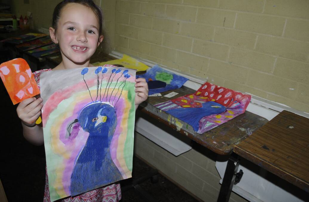 FUN IN ART CLASS: Gracie Eves proudly showing off her art she painted at the workshop. 011017cart4