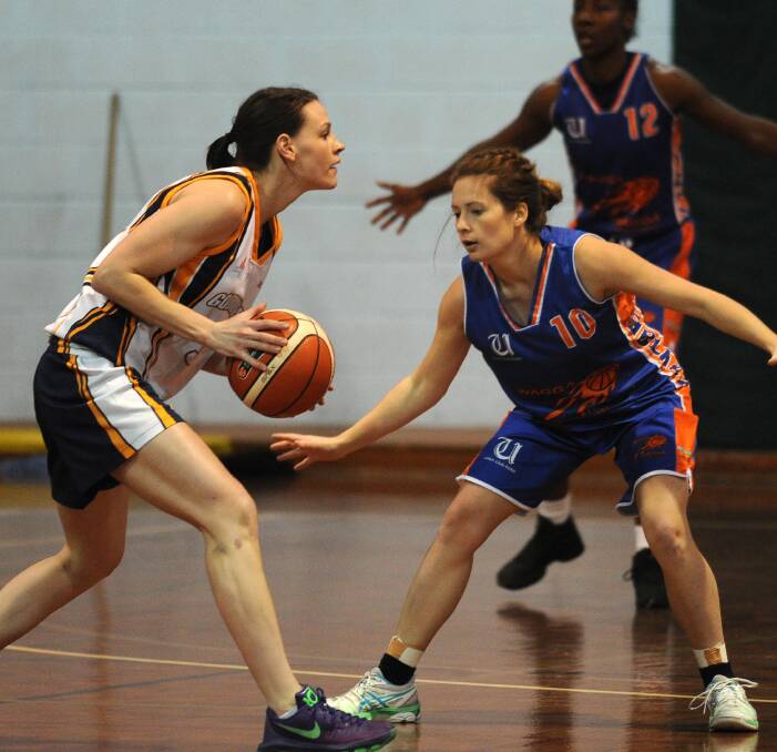 SCORCHING: Goldminers' Rachel Murray looks for options while guarded by Wagga Blaze's Kristin Rava in Bathurst's 72-45 away win on Saturday night. Photo: LAURA HARDWICK 070216lhminers2
