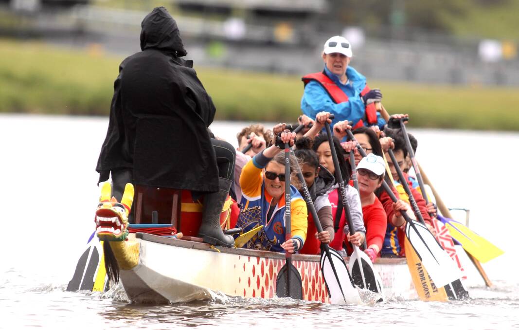 LIKE DUCKS TO WATER: Students from Western Sydney University (WSU) impressed the Bathurst Pan Dragons when they joined them for a come and try day at Chifley Dam on Sunday. Photo: PHIL BLATCH 092516pbdragon9