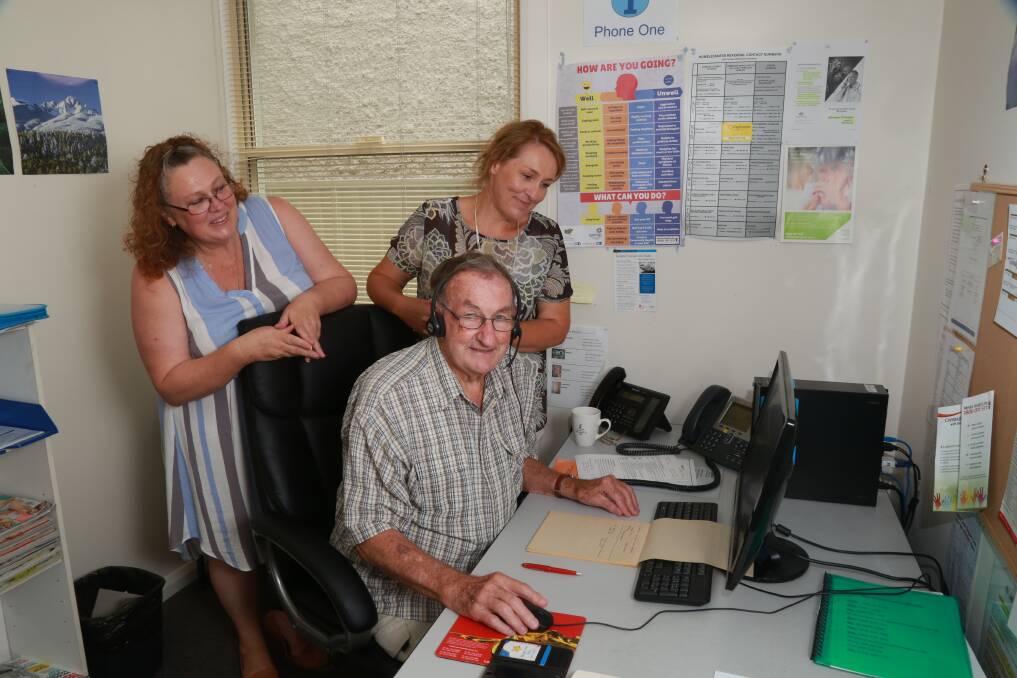 HELP MAKE A DIFFERENCE: Lifeline Central West volunteers Belinda Quinn (left) and Ray Talbot, pictured with crisis support services manager Stephanie Robinson. Photo: PHIL BLATCH 012417pblifeline2