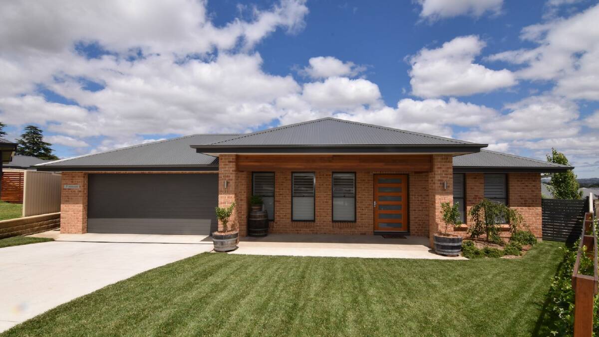 7 Byrne Close, Kelso is the complete package. Master built by one of, if not the most renowned builder in Bathurst.