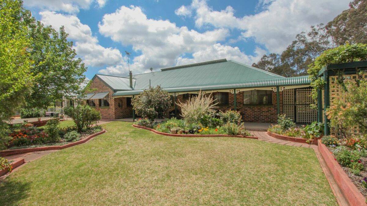 6 Valley View Close. Situated in the popular Napoleon Reef area approximately 15 minutes from Bathurst and 30 minutes to Lithgow is your opportunity to purchase this 2.6 acre incredibly unique property which has to be seen to be believed.