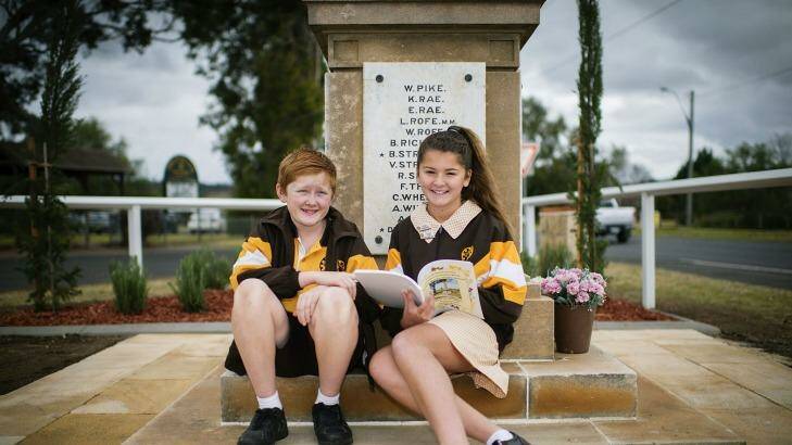 Mount Hunter public school students Issac Latham and Chantel Wright with the book on local diggers researched by year 5 and 6 students. Photo: Getty Images/Christopher Pearce