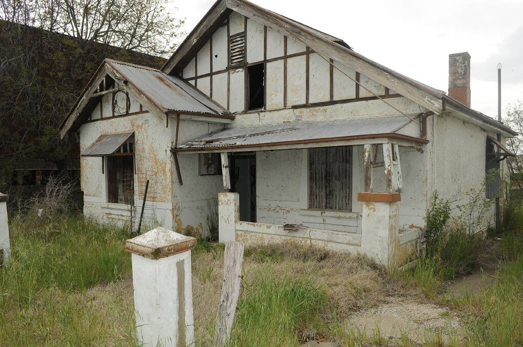 EYESORE: Neighbours say this derelict house right at the edge of the central business district on lower William Street is a danger to children who live nearby. Photo: CHRIS SEABROOK 	101314cdump1a