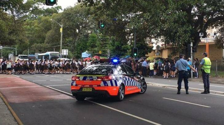 The police operation at Sydney Girls High School. Photo: Jessica Kidd, ABC News