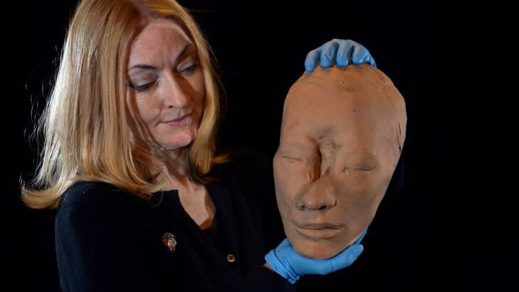 Deborah Tout-Smith with a plaster cast of the face of World War I soldier William Kearsey. Photo: Joe Armao
