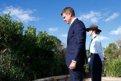  NSW Premier Mike Baird lays a wreath at Freshwater. Photo: Daniel Munoz