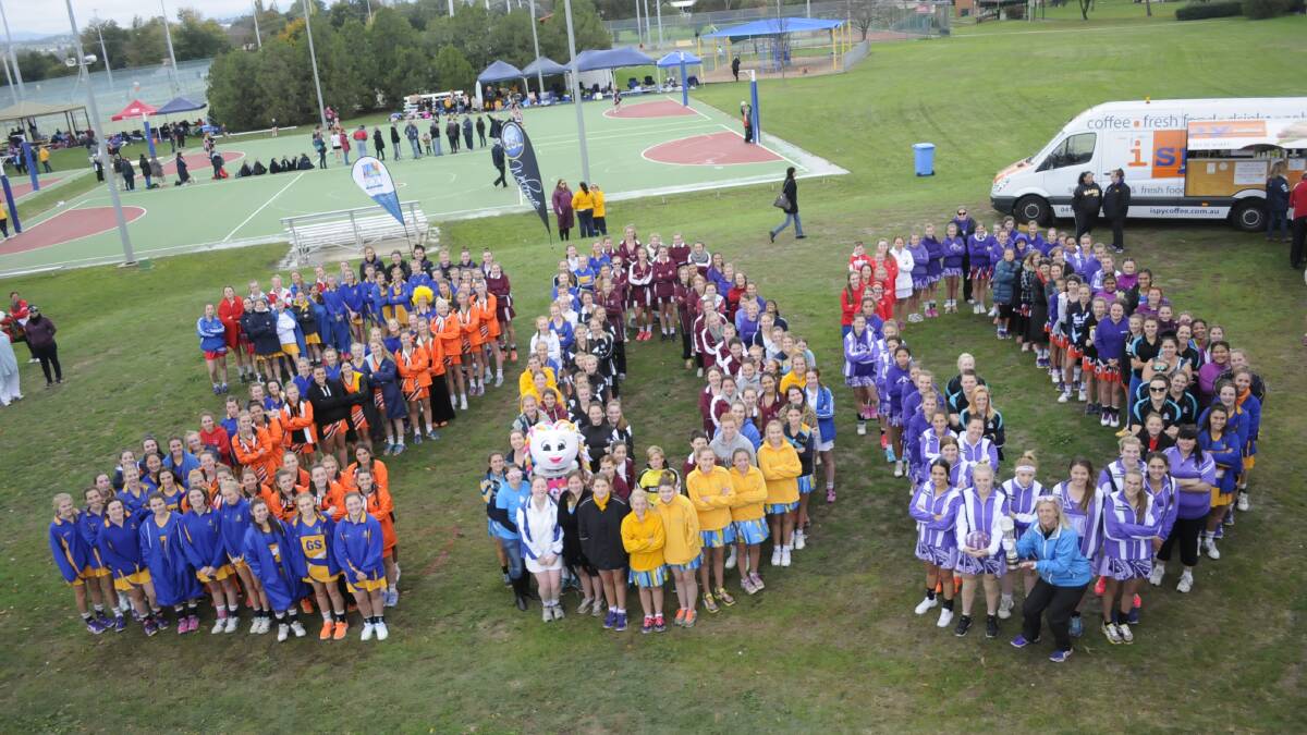 THE BIG 200: Competitors at the Bathurst Netball Association s Bicentenary Carnival yesterday formed a human 200 sign to mark the city s 200th birthday. Photo: CHRIS SEABROOK 	042615cnet200