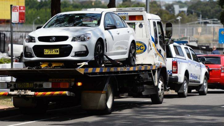 In a police operation on Australia Avenue in Olympic Park, several vehicles were towed away and bags of evidence were collected.  Photo: Wolter Peeters