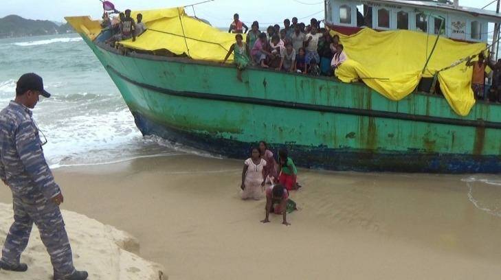 The Sri Lankan women disembark the boat against the orders of the Indonesian authorities. Photo: Fadly