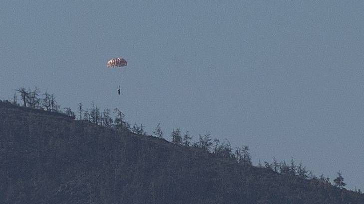 A pilot parachutes out of the warplane which went down in Syria's northwestern Turkmen town. Photo: Anadolu Agency