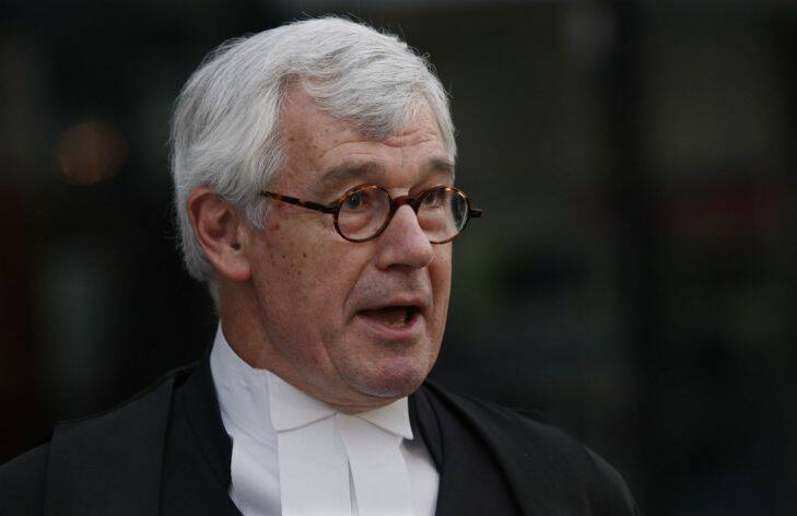 The Age
News
14/05/09
picture Justin McManus.
Vioxx Class Action case at the Federal court.
Julian Burnside, representing the case against Vioxx, leaving ct. Photo: Justin McManus