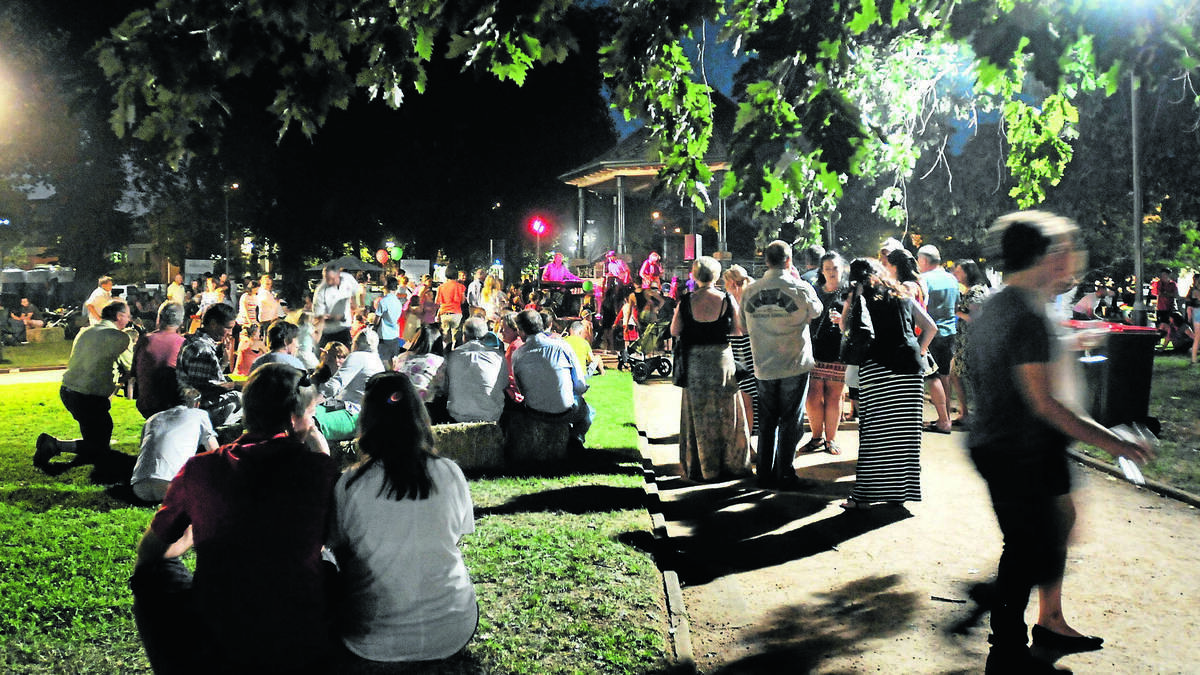 ORANGE: About 2500 people turned out for the inaugural Banjo Paterson Festival night market on Friday. Photo: STEVE GOSCH 0207sgmarket19