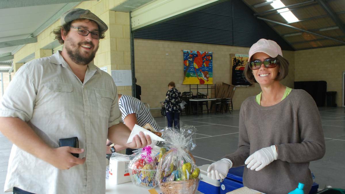 Kryon Smithson and Marnie Fels grab a sausage after voting. Photo: Lauren Vardy/Esperance Express.