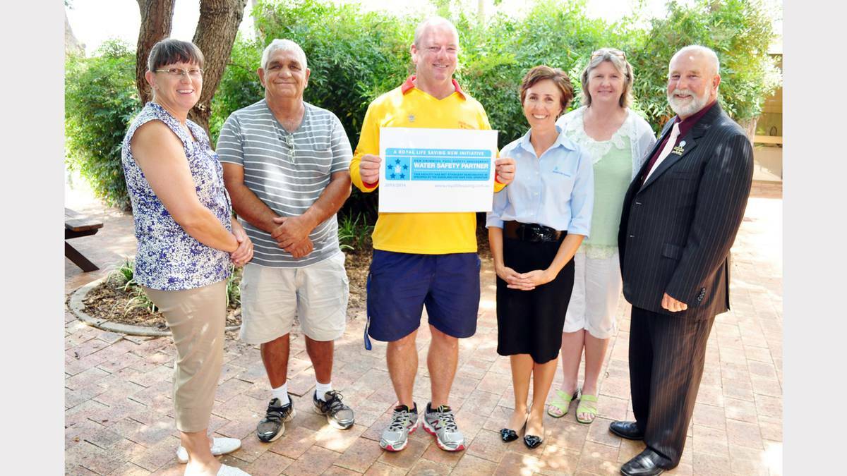PARKES: Cr Louise O’Leary and Mayor Ken Keith (left to right) Russell Read (Peak Hill), Rob Aston-Brien (Parkes), Alison Middleton (LSSA) and Leanne Porter (Tullamore) achieved five star accreditation. Photo Bill Jayet