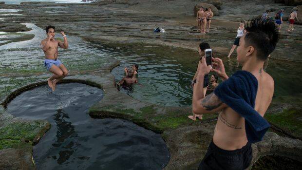 Tourists at the Figure Eight Pools in the Royal National Park. Photo: Wolter Peeters
