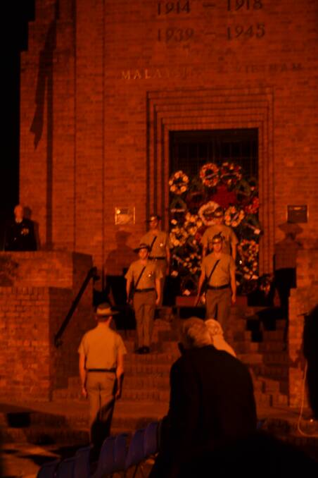ANZAC DAY: Hundreds of Bathurst residents gathered for the moving Anzac Day Dawn Service at the War Memorial Carillon this morning. PHOTOS: Greg White. 