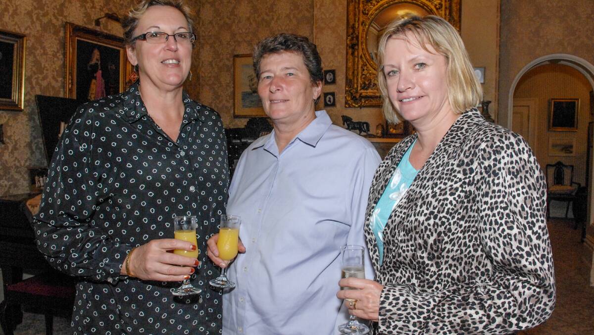 SNAPPED: Blue Note Jazz Band at Abercrombie House. Denise Difazia, Margaret Gaal and Joanne Righetti. 031414zjazz1