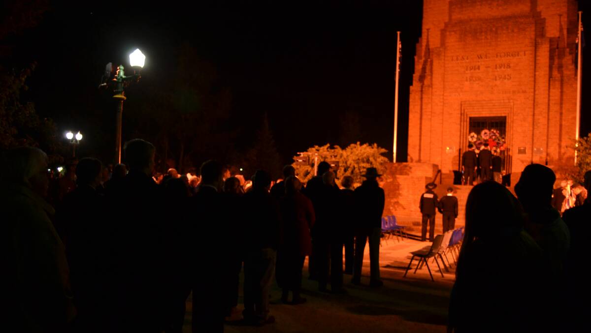 ANZAC DAY: Hundreds of Bathurst residents gathered for the moving Anzac Day Dawn Service at the War Memorial Carillon this morning. PHOTOS: Greg White. 
