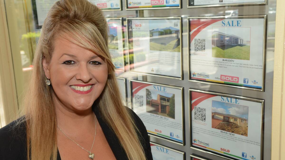 TIME TO SELL: Professionals Bathurst sales specialist Leanne Hurley says now is great time for people to get into the property market. Photo: PHILL MURRAY 	011615pleanne