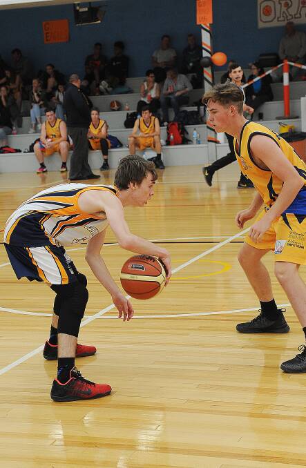 CALLING THE SHOTS: Will Cranston-Lown will continue his big learning curve in the men’s State League Basketball competition when he and the Bathurst Goldminers play host to the Wagga Wagga Heat tomorrow night. Photo: CLARE LEWIS 	0507bask3