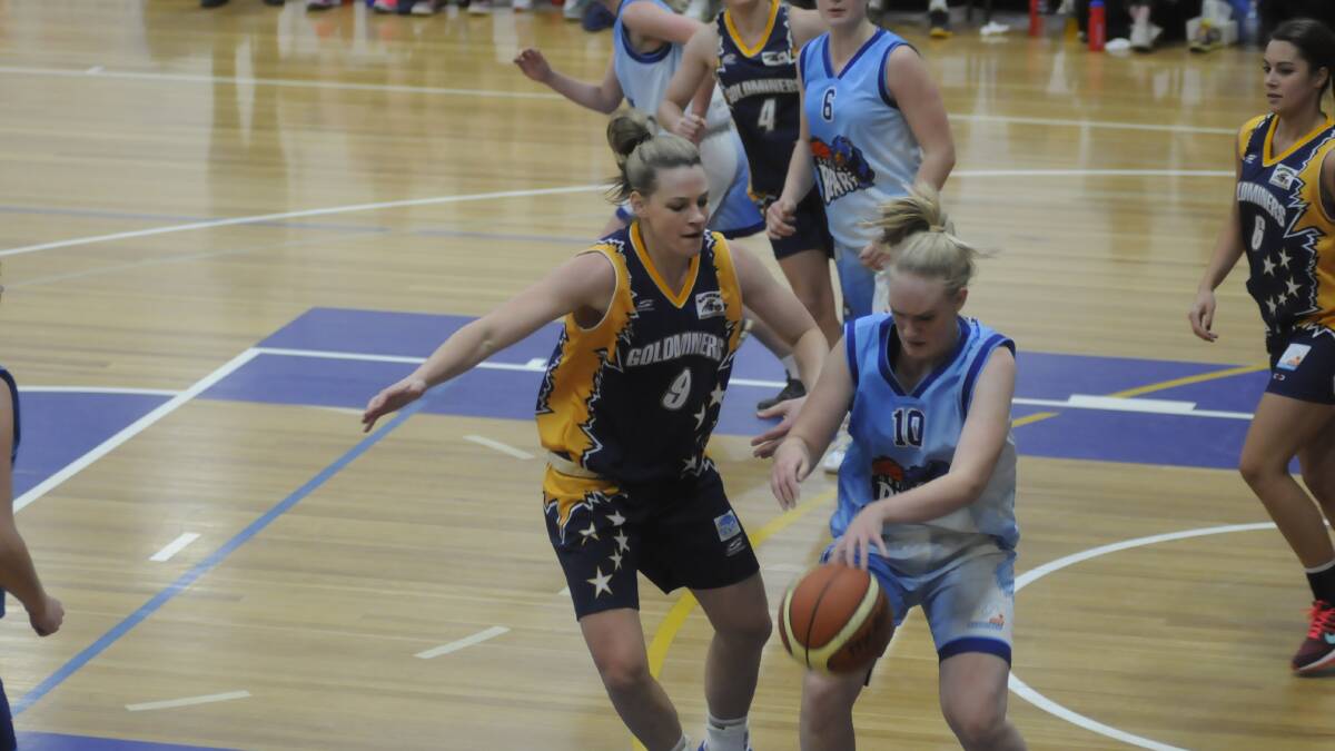 FAMILIAR FACE: Bathurst basketball talent Rachel Murray (left), who spent a number of years playing college basketball for Seattle Pacific University, is now back in Goldminers colours. Photo: CHRIS SEABROOK 	052315cwgoldm9a