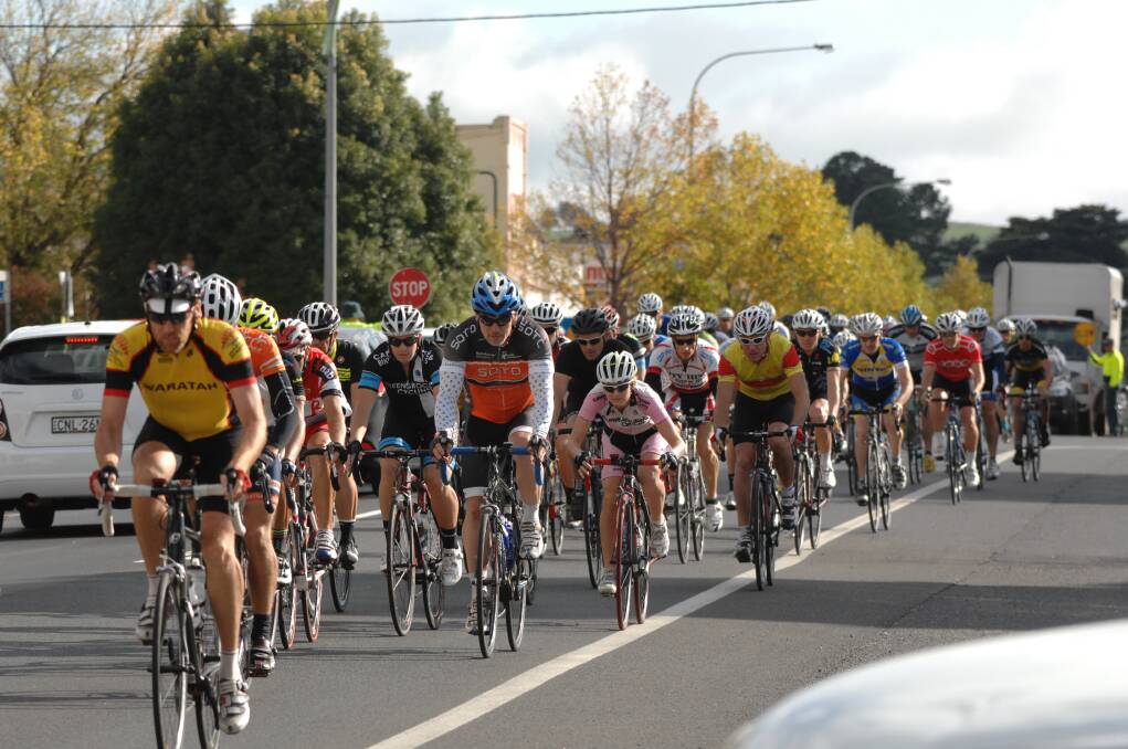 OFF AND RACING: The field leaves Blayney yesterday in the Blayney to Bathurst Cyclo Sportif Challenge. Photo: Zenio Lapka 	040614zcyclo(17)