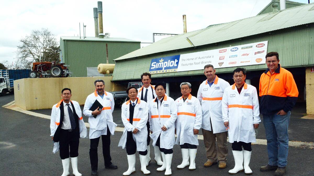 IMPRESSED: The group of Chinese delegates at Simplot’s Bathurst plant with Simplot NSW interim manager Dr Silvio Tenci, Dr Jess Jennings, Bathurst Simplot plant manager Ivan England and Bathurst Simplot agriculture service manager Evan Brow. Photo: PHILL MURRAY 	091614psimplot2