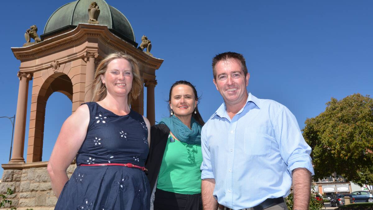 COUNTDOWN: Country Labor’s Cassandra Coleman, The Greens’ Tracey Carpenter and the Nationals’ Paul Toole met in Kings Parade for one last time on Friday yesterday afternoon ahead of today’s state election. The close of polls at 6pm will bring to an end a gruelling campaign for all three candidates. Photo: ZENIO LAPKA 	032715zelection3