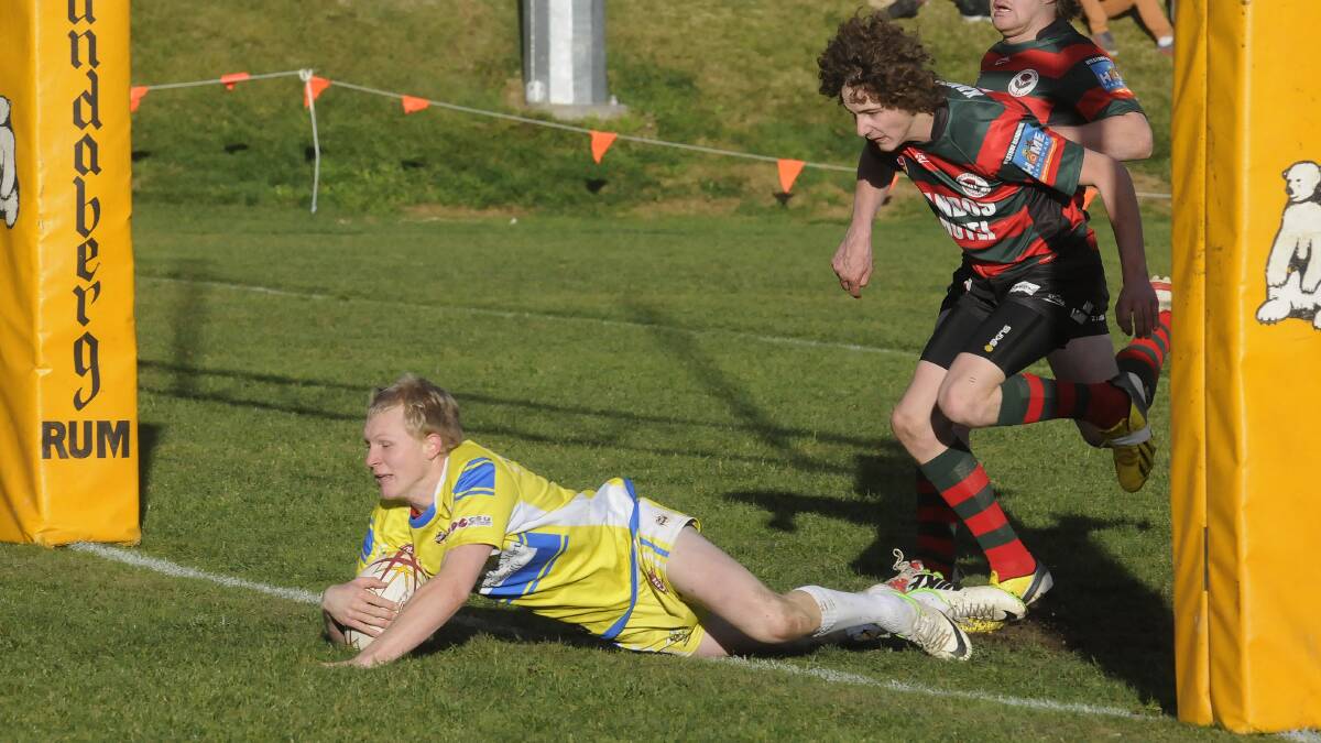 ACROSS THE STRIPE: Jimmy Tristram goes in for a try during the Mungoes Yellow’s easy win over Kandos on Saturday. Photo: CHRIS SEABROOK	 072014csul5c