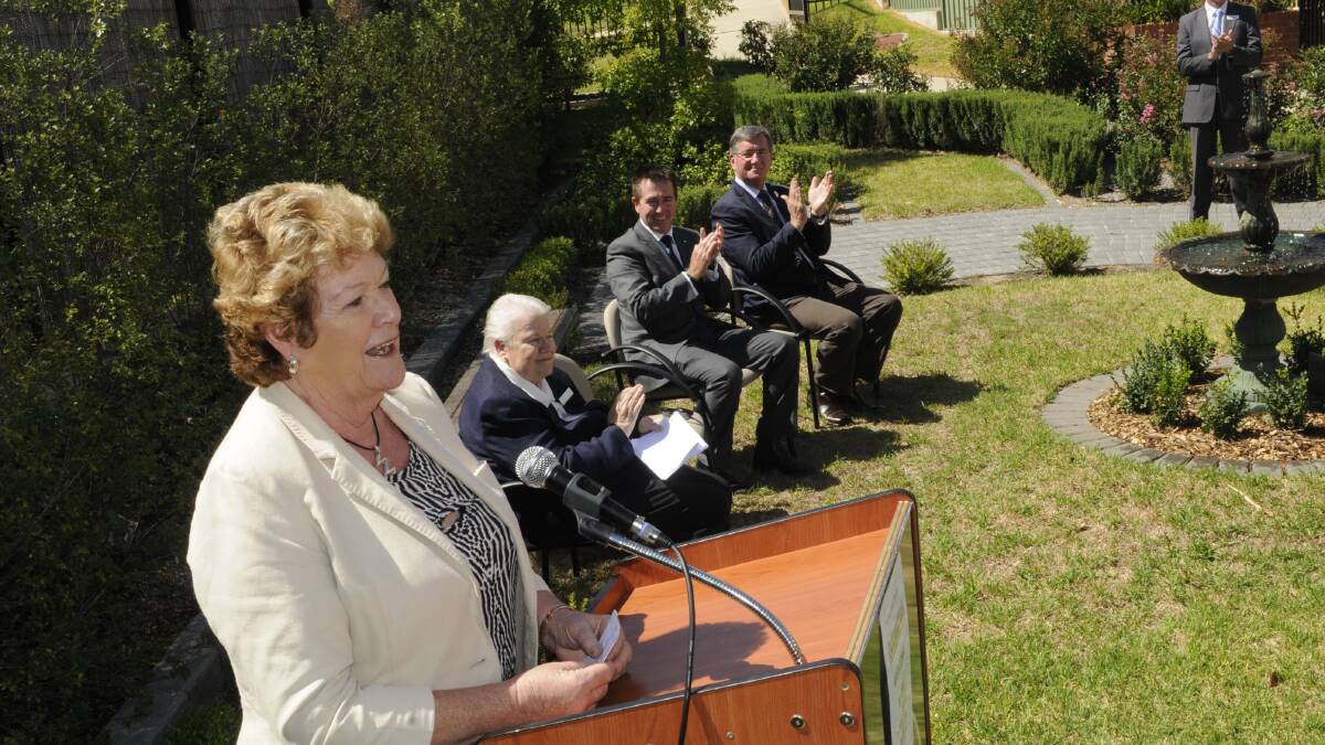 KICK START: Health Minister Jillian Skinner announces the government’s contribution to the Daffodil Cottage fundraising campaign as Daffodil Cottage Advisory Council chair Peta Gurdon-O’Meara, Bathurst MP Paul Toole and mayor Gary Rush watch on. Photo: CHRIS SEABROOK	030215cottage