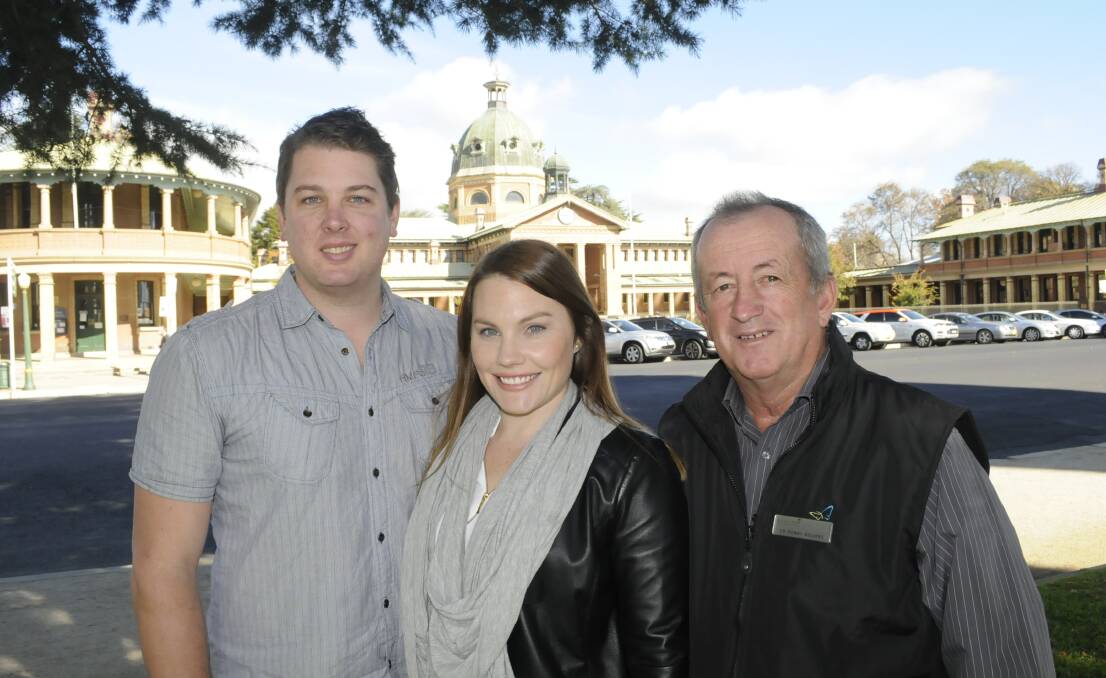 WELCOME TO TOWN: Simon and Erin Vistarini, with Bathurst Regional councillor Bobby Bourke, were among 44 new residents at yesterday’s Welcome Wagon. Photo: CHRIS SEABROOK 052416cwagon