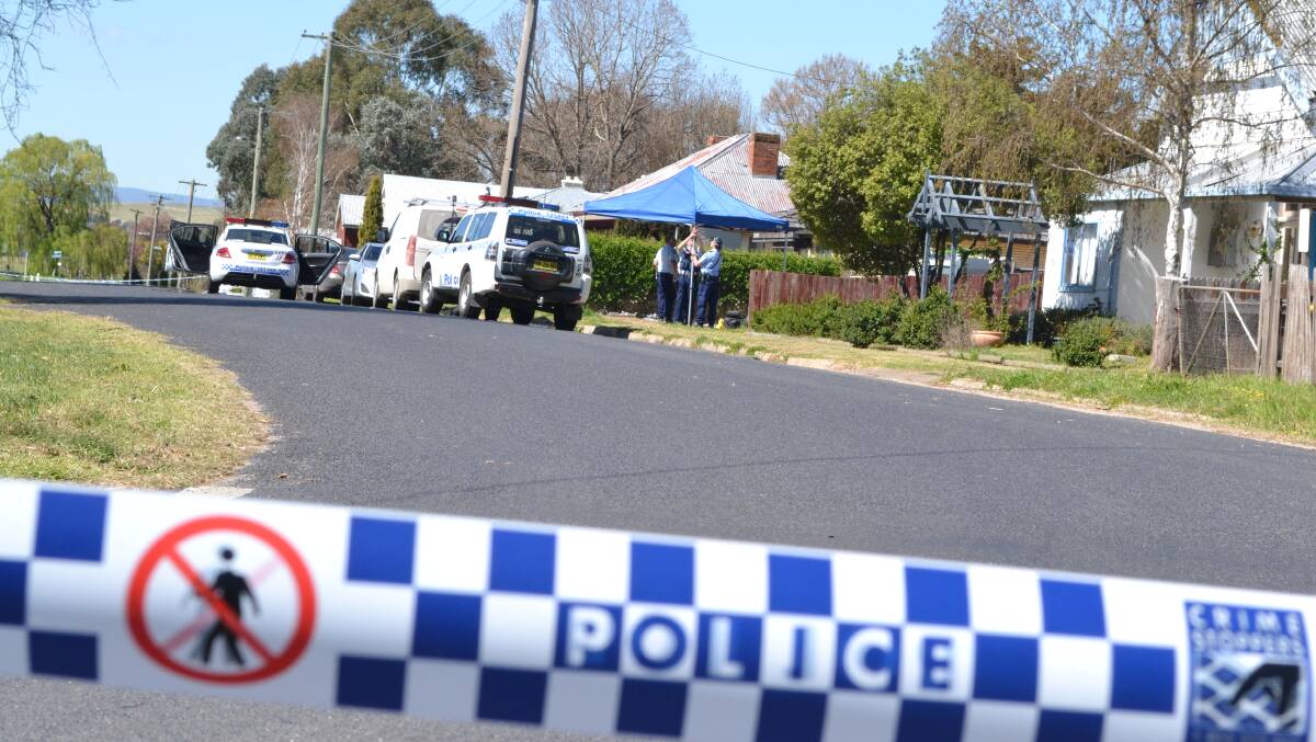 DRAMATIC: A crime scene was established in Perthville yesterday after a disturbance that led to a Kelso man being arrested. Photo: BRIAN WOOD 	092314police