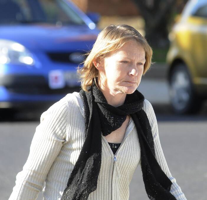 EVIDENCE: Rebecca Small enters Bathurst Court House yesterday to give evidence at an inquest into the disappearance of her sister, Jessica. Photo: CHRIS SEABROOK	 060414crt1