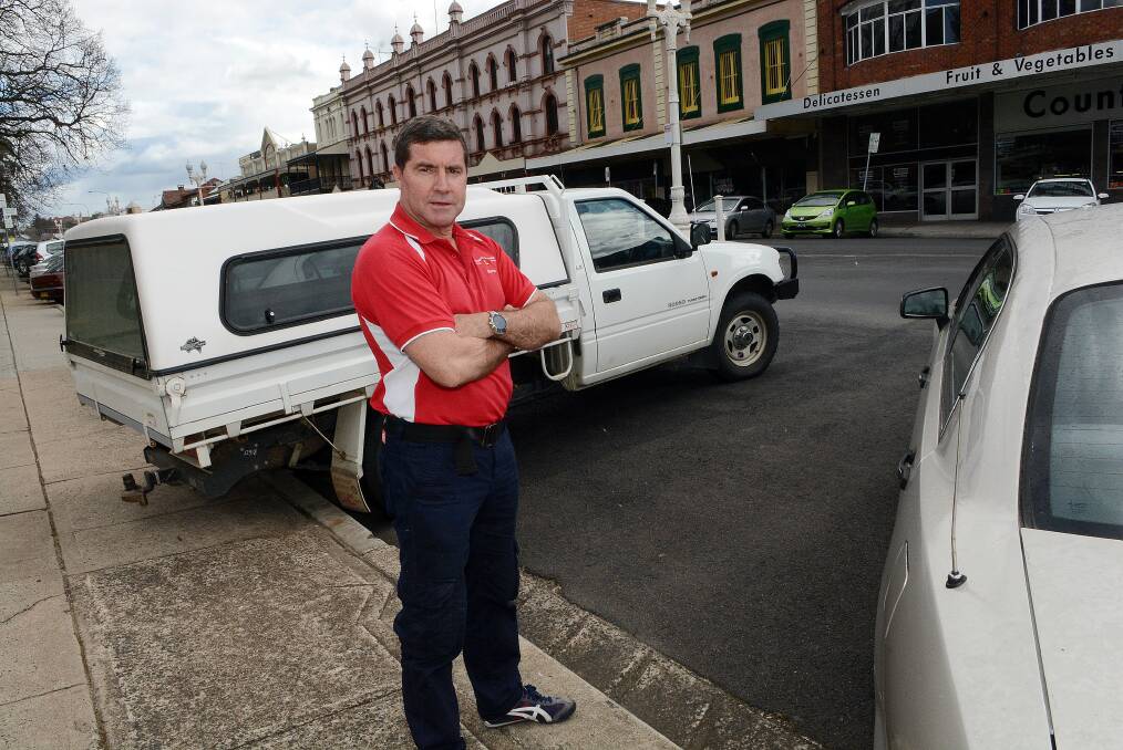 GUIDELINES NEEDED: Bathurst traffic committee chairman Councillor Warren Aubin would like to see a line marking trial in George Street. 090514ppark1