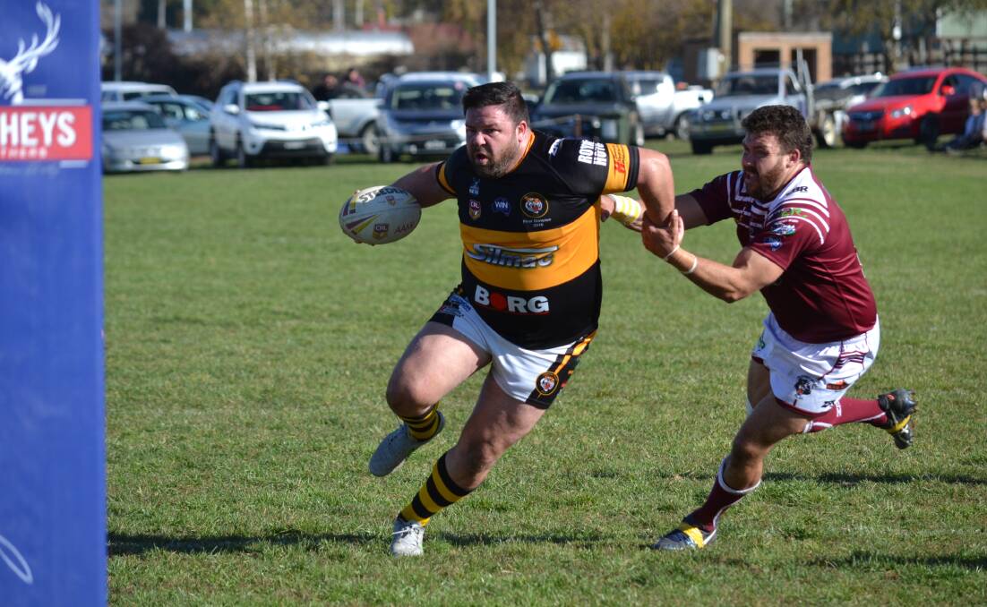 EYES HAVE IT: George Rose shows strength during the Oberon Tigers’ win in the 
top-of-the-table clash against the Blayney Bears at Oberon yesterday. Photo: ALEXANDER GRANT 	052216agoberon1