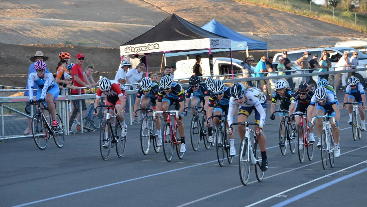 ONE TO GO: Bathurst cycling star Renee Covington (pink helmet) peels off as the rest of the field in Saturday’s Al Dente Renee Covington Cup wind up for the final lap. Photo: ANYA WHITELAW 112115CovCup1