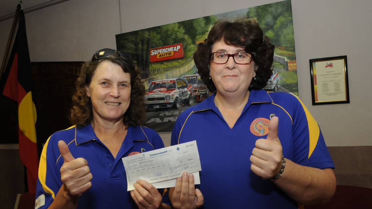 THUMBS UP: Bathurst Pan Dragons members Megan O’Farrell and Kerry O’Hara received a $5000 grant from Bathurst Regional Council yesterday. Photo: PHILL MURRAY 041514psports2