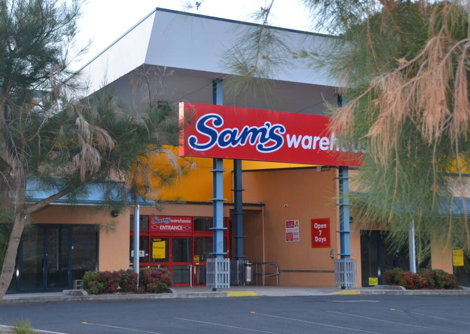 WHAT was once the busy Sam’s Warehouse remains Lithgow’s biggest vacant commercial
premises.